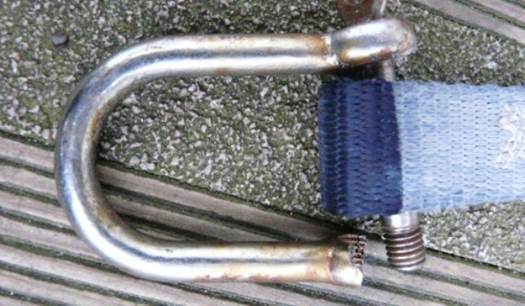 Picture shows a jackstay shackle that has broken at the pin fastening