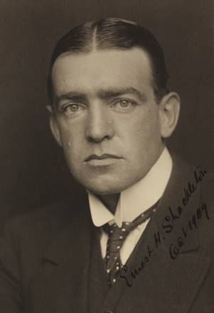 https://upload.wikimedia.org/wikipedia/commons/b/bd/Ernest_Shackleton_before_1909.jpg